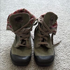 Palladium Gray/Olive Baggy Boot with Plaid Lining Size 9
